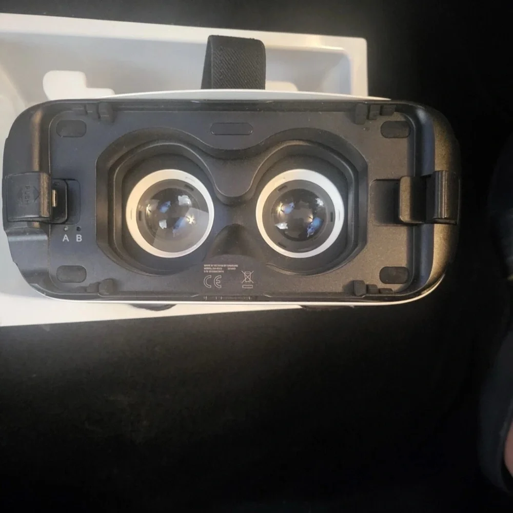 Samsung Gear VR Headset - Black and White